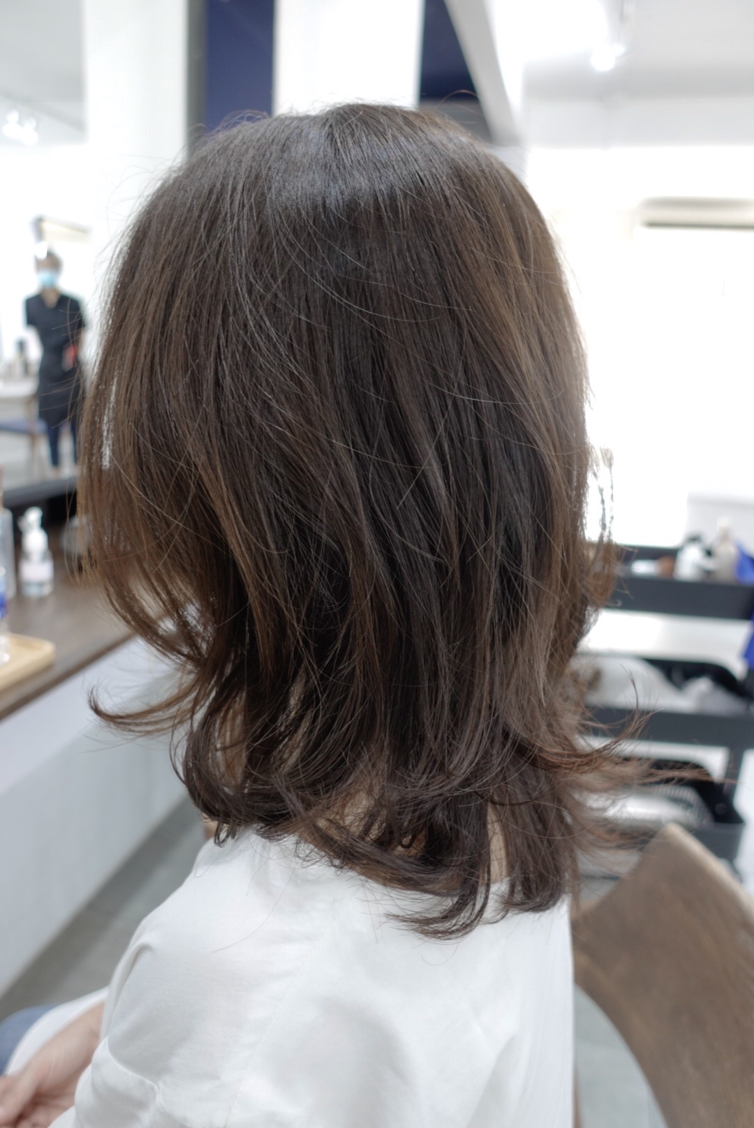 お悩み 人気のミディアムヘア でもなんだか垢抜けない そんなときはフォルムが原因かも 髪質を活かした大人可愛いふんわりヘア 日系美容院 バンコク プロンポン駅すぐ Neve Hair Salon