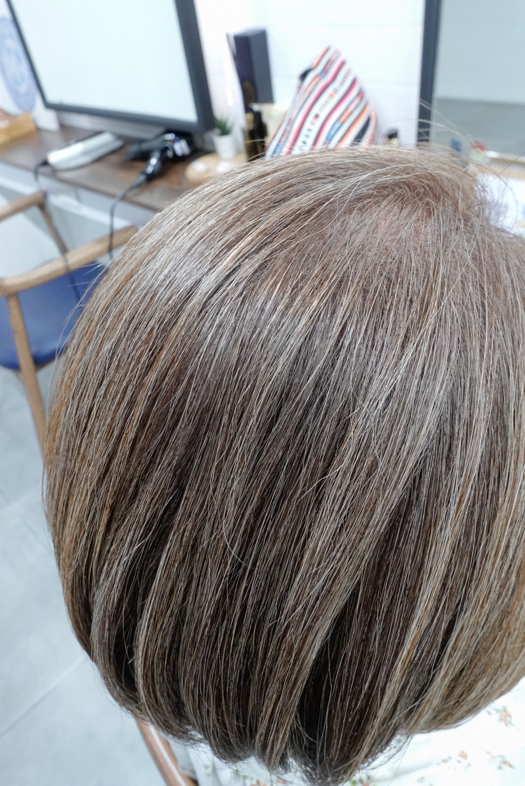 白髪染めいつやめる 綺麗なグレイヘア シルバーヘア にするにはどう移行したらいい 伸ばす途中のお手入れが知りたい 日系美容院 バンコク プロンポン駅すぐ Neve Hair Salon